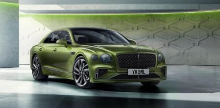 La actualización exterior incluye nueva parrilla, paragolpes, difusor, llantas de 22” opcionales y cristales oscurecidos