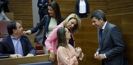 El portavoz del PP charla con la consellera de Hacienda, mientras el presidente y la vicepresidenta saludan a la diputada Mar Galcerán.