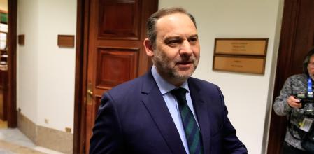 El exministro José Luis Ábalos ofrece una rueda de prensa en la que ha anunciado que mantiene su acta de diputado por Valencia en el Congreso y que pasará al grupo mixto, con lo que desoye la exigencia del PSOE que le dio un plazo de 24 horas para dejar su escaño ante el caso Koldo. Un nuevo escándalo de presunta corrupción está sobrevolando toda la esfera política y pone el foco en el Gobierno de Pedro Sánchez tras la detención de Koldo García, un asesor del que fuera su ministro de Fomento, José Luis Ábalos, por supuestas ‘mordidas’ en adjudicaciones de contratos de mascarillas en plena pandemia del coronavirus a la empresa Soluciones de Gestión.