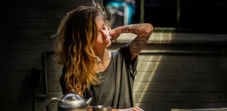 El estrés puede provocar dolores musculares, por ejemplo, en la zona del cuello y los hombros.