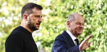 Berlin (Germany), 11/10/2024.- German Chancellor Olaf Scholz (R) welcomes Ukrainian President Volodymyr Zelensky (L) upon his arrival at the Chancellery in Berlin, Germany, 11 October 2024. Zelensky is on a visit to Germany after visiting France and Italy. (Zelenski, Francia, Alemania, Italia, Ucrania) EFE/EPA/FILIP SINGER