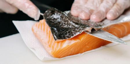 Un cocinero revela su truco para que el salmón salga más barato y no te timen en el supermercado