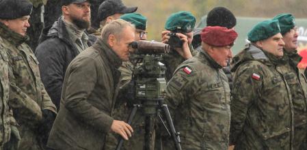 Orzysz (Poland), 14/10/2024.- Polish Prime Minister Donald Tusk (2-L) attends the military exercise 'Shield East' defence programm in the Land Forces Training ground in Orzysz, northern Poland, 14 October 2024. (Polonia) EFE/EPA/Tomasz Waszczuk POLAND OUT