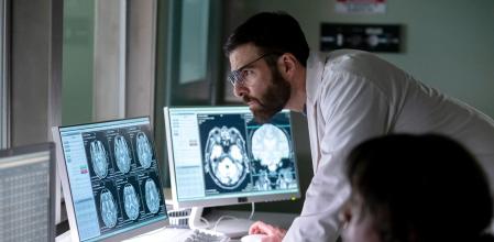 Zachary Quinto es el doctor Wolf, un neurólogo de buen corazón y unos planteamientos poco convencionales.