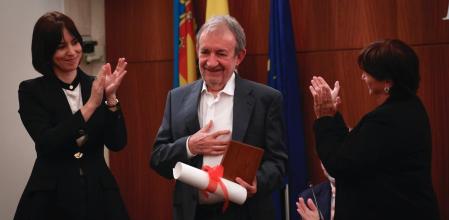 El filólogo Vicent Pitarch, junto a la ministra Diana Morant y la presidenta de la AVL, Verònica Cantó, en un acto de reconocimiento.&nbsp;