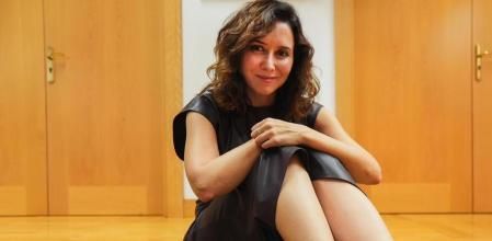 Isabel Díaz Ayuso con las zapatillas del 105 aniversario del Metro de Madrid