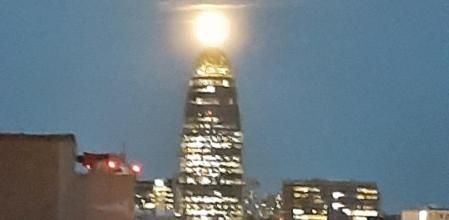 La luna corona la Torre Glòries.