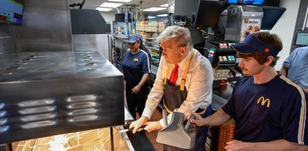 AME9225. FEASTERVILLE (ESTADOS UNIDOS), 20/10/2024.- Fotografía cogida de la cuenta en X del asesor de comunicación del candidato republicano en la Casa Blanca, el expresidente (2017-2021) Donald Trump, Dan Scavino Jr., donde se viene en Trump cocinando papas fritas en un local de McDonald's en Feasterville (EE.UU.). Trump hizo campaña en un local de McDonald's en el estado clave de Pensilvania, donde acusó en su rival demócrata, la vicepresidenta Kamala Harris, de haberse inventado que de joven trabajó para esta cadena de comedida rápida. EFE/ @danscavino /SOLO USO EDITORIAL/ SOLO DISPONIBLE PARA ILUSTRAR LA NOTICIA QUE ACOMPAÑA (CRÉDITO OBLIGATORIO)