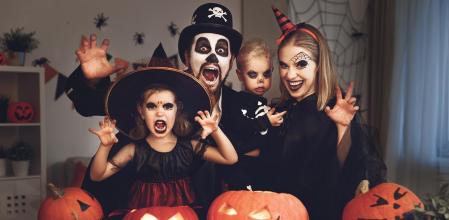 Una familia disfrazada para Halloween