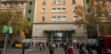 Fachada de la calle Villarroel del hospital Clínic, en Barcelona&nbsp;