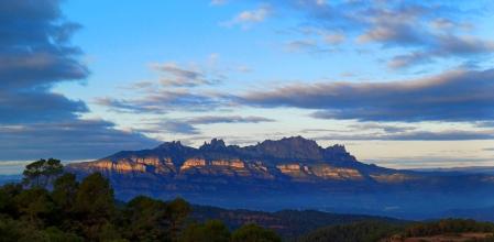 La marca del sol en el macizo de Montserrat.