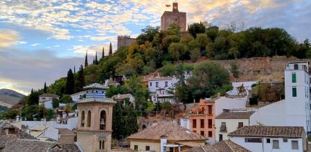 La Torre de la Vela, de trazas nazaríes con la iglesia de Santa Ana de estilo mudéjar, situada en la plaza Nueva de Granada.