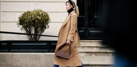 Los abrigos largos son una buena opción para vestir elegante, pero ir bien abrigada.