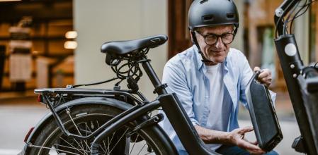 Ir al trabajo en bicicleta eléctrica es más ecológico que hacerlo en coche y te permite ahorrar dinero&nbsp;