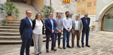 El gerente de la región sanitaria de Girona, Jaume Heredia (en el centro), flanqueado por por los alcaldes de Girona, Lluc Salellas y Jordi Viñas, junto a otros representantes de Salut.