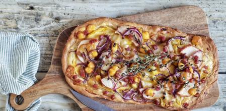 Coca de calabaza, manzana y quesos