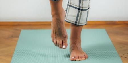 El equilibrio sobre una sola pierna es un ejercicio interesante para comprobar el estado de fragilidad