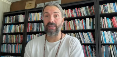 Lain García Calvo se define como “un trabajador del desarrollo personal” y rechaza ser visto como un curandero o chamán