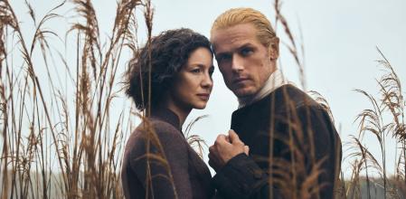 Caitríona Balfe y Sam Heughan en una imagen de 'Outlander'.