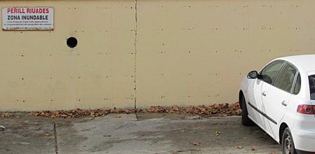 Coche aparcado en la riera de Llinars del Vallès.