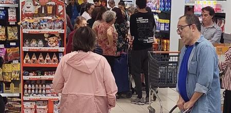 La demanda de agua está ocasionando colas en algunos supermercados de València, pero el Ayuntamiento desmiente problemas en el suministro.