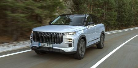 El atractivo y elegante frontal del nuevo SUV de Jaecoo cuenta con una parrilla inspirada en una cascada de agua y las ópticas incorporan tecnología full LED&nbsp;