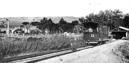 El funicular saliendo de la estación inferior de Gelida.
