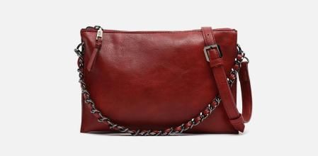 Una de las prendas de la temporada es el bolso color burdeos, como este modelo de Misako.