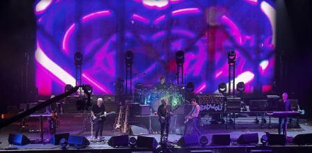 El grupo británico de rock The Cure ofreció este viernes un concierto de tres horas en Londres para celebrar la salida de su decimocuarto álbum 'Songs of A Lost World',