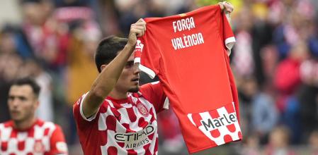 GIRONA, 02/11/2024.- El defensa del Girona Miguel Gutiérrez dedica su gol a las víctimas de la dana en Valencia durante el partido de la 12ª jornada de LaLiga que el Girona y el Leganés disputan este sábado en el estadio de Montilivi, en Girona. EFE/David Borrat