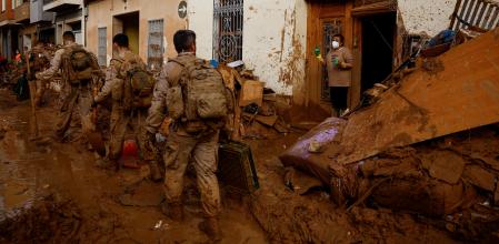 Magda Ramon asks for help to clean her house to members of the Spanish military, in the aftermath of floods caused by heavy rains, in Massanassa, near Valencia, Spain, November 3, 2024. REUTERS/Susana Vera