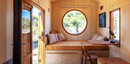 La firma se centra en la elaboración de minicasas ecológicas utilizando materiales sostenibles.