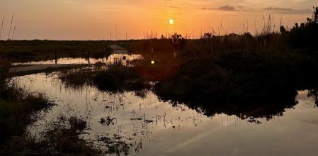Atardecer en el paseo marítimo inundado de Gavà Mar.