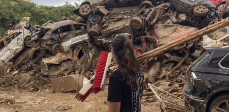 Mi amiga Simona (24) frente a una pila de coches aquella mañana. Ella fue la que me puso en contacto con las otras voluntarias: todas teníamos edades y nacionalidades diferentes.