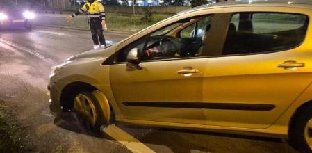 En la imagen difundida por los Mossos se puede observar que al coche del conductor interceptado cerca de la AP-7 le falta un neumático&nbsp;