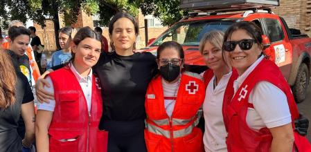 La cantante catalana Rosalía, fotografiada en la localidad valenciana de Llocnou de la Corona donde ha ayudado en tareas de reparto de comida a los damnificados por la DANA