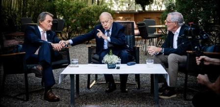 foto XAVIER CERVERA 24/10/2024 los ex presidentes de la generelatitat Jordi Pujol i Soley, y Artur Mas Gavarro, junto con el ex alcalde de Barcelona ,Xavier Trias, se encuentran -por peticion de Guyana Guardian- en el jardin (pati interior Eixample) del Hotel Alma para 