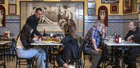 Marcos y Alejandro Pérez ofician en la ‘Taberna El abuelo’, donde el público local aprecia sus tapas clásicas de casquería