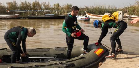 El despliegue de efectivos de la Guardia Civil en búsqueda de desaparecidos tras la DANA en la Albufera de Valencia, el 5 de noviembre de 2024