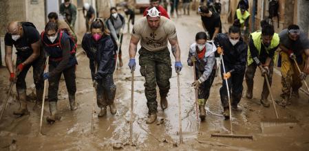 PAIPORTA (VALENCIA), 07/11/2024.- Voluntarios retiran lodo de una calle de Paiporta (Valencia) este jueves. Los pueblos de Valencia asolados por la dana afrontan el noveno día después de la catástrofe sumidos en un goteo incesante de llegada tanto de ayuda humanitaria como profesional y de maquinaria pesada, para intentar recuperar infraestructuras, colegios, zonas industriales y vías de comunicación mientras continúa la búsqueda de desaparecidos. EFE/ Biel Aliño