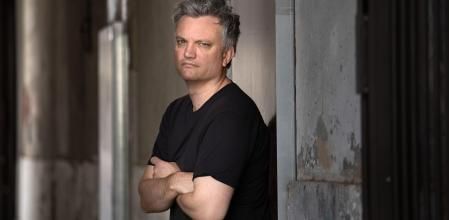 Mark O'Connell escritor de novela de crimen. Entrevista a Mark O'Connell. Escritor. Es columnista sobre libros para Slate. También escribe en The Millions y es colaborador habitual del blog