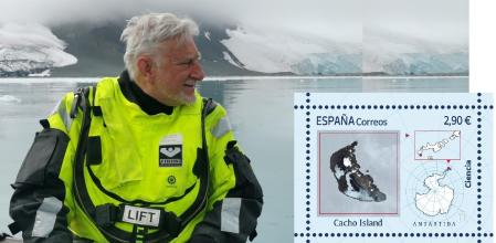 El científico, divulgador y escritor Javier Cacho ha dedicado buena parte de su carrera al estudio de la Antártida, y ahora la isla que lleva su nombre tiene también un sello oficial de Correos .