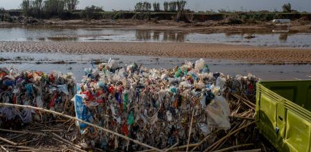 Vertidos arrastrados por la Dana sobre los arrozales del Parque natural de la Albufera.