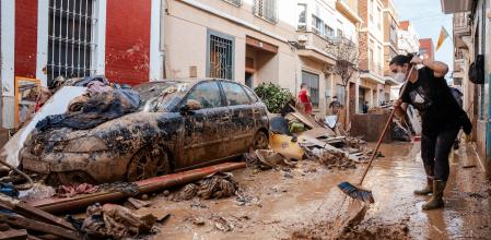 Una persona trata de limpiar el lodo, a 5 de noviembre de 2024, en Catarroja, Valencia, Comunidad Valenciana (España). Hoy, se cumple una semana desde que la DANA arrasara la Comunitat Valenciana. Hasta el momento, hay 211 víctimas mortales y cuantiosos daños materiales en alrededor de 70 municipios de la provincia de Valencia, desde donde todavía hoy se siguen retirando enseres, vehículos y haciendo achiques de agua. Se ha restablecido ya el 98% del servicio eléctrico y el 93% de la población afectada ya dispone de suministro agua. Feria Valencia ha destinado siete pabellones, su Centro de Eventos y sus cocinas a diversas tareas logísticas y humanitarias para luchar contra los efectos de la DANA que ha afectado a la Comunitat Valenciana.