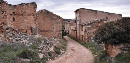 Bajando de la iglesia y entrando en el pueblo de Pinyeres.