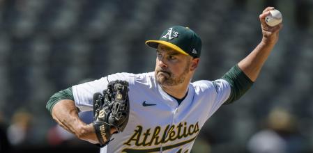 El pitcher de los Athletics TJ McFarland lanza la bola el pasado 6 de julio en un Coliseum con poco público