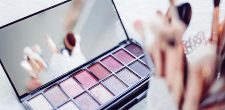 La sombra de ojos se aplica antes del eyeliner y la máscara de pestañas.