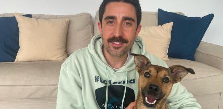 Alex Ubago nos presenta a Peppa, con quien comparte vida desde hace casi dos años tras rescatarla una amiga de Alex de una muerte segura