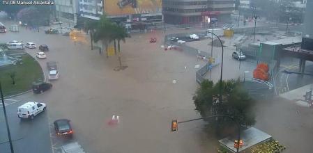 Imagen del estado de la Plaza Manuel Alcántara, en Málaga, que ha quedado anegada haciendo imposible el tránsito en la zona.