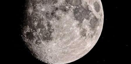 Luna creciente a pocos días de la superluna del Castor.